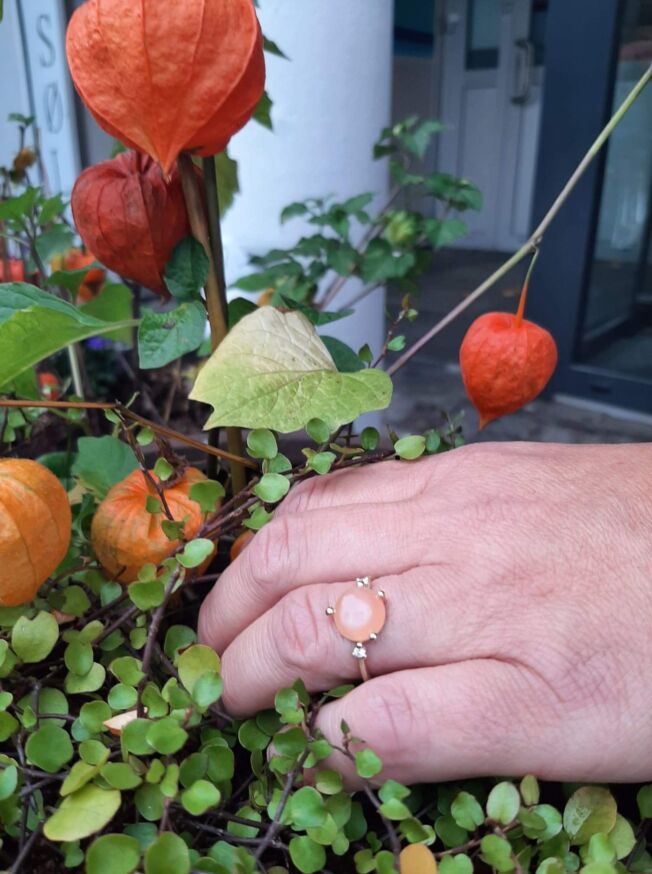 Ring i gult gull, Stellini fra Noën i fairtrade gull, med diamanter og ferskenfarget månesten