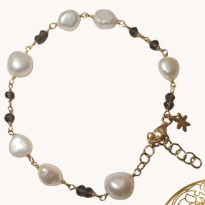 Armbånd med ujevne ferskvannsperler, og fasettslipte røkkvarts, på forgylt sølv.