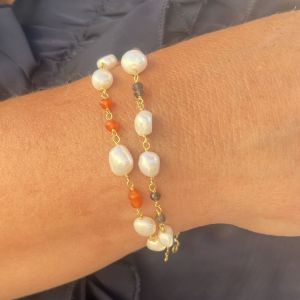 Armbånd med ujevne ferskvannsperler, og fasettslipte røkkvarts, Og et med perler og og karneol.