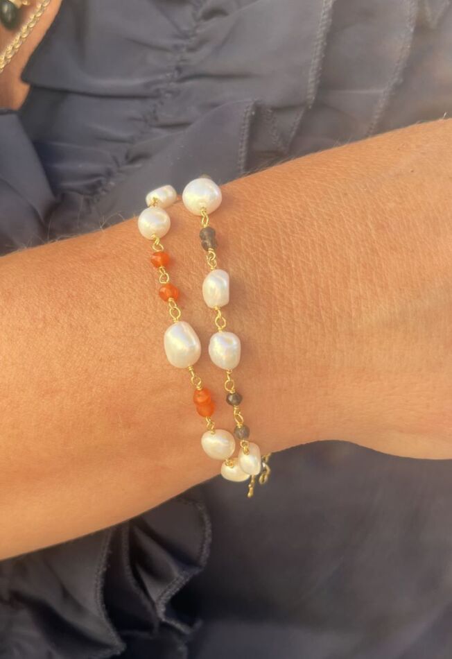 Armbånd med ujevne ferskvannsperler, og fasettslipte røkkvarts, Og et med perler og og karneol.