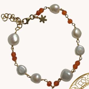 Armbånd med ujevne ferskvannsperler, og fasettslipte karneoler, på forgylt sølv.