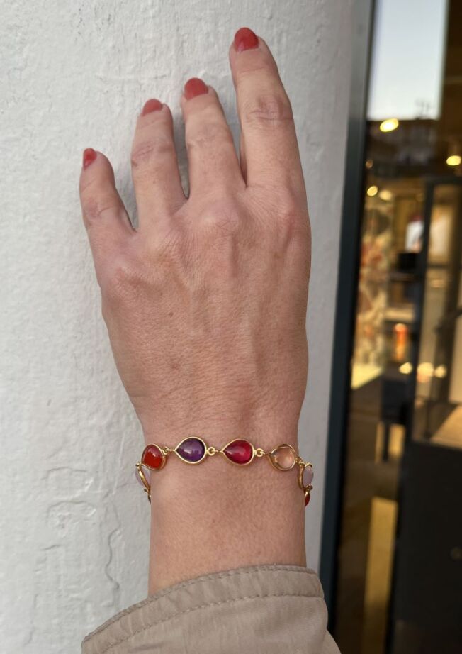 Susanne Friis Bjørner armbånd i forgylt med ametyst, karneol, pink og morganitt krystall