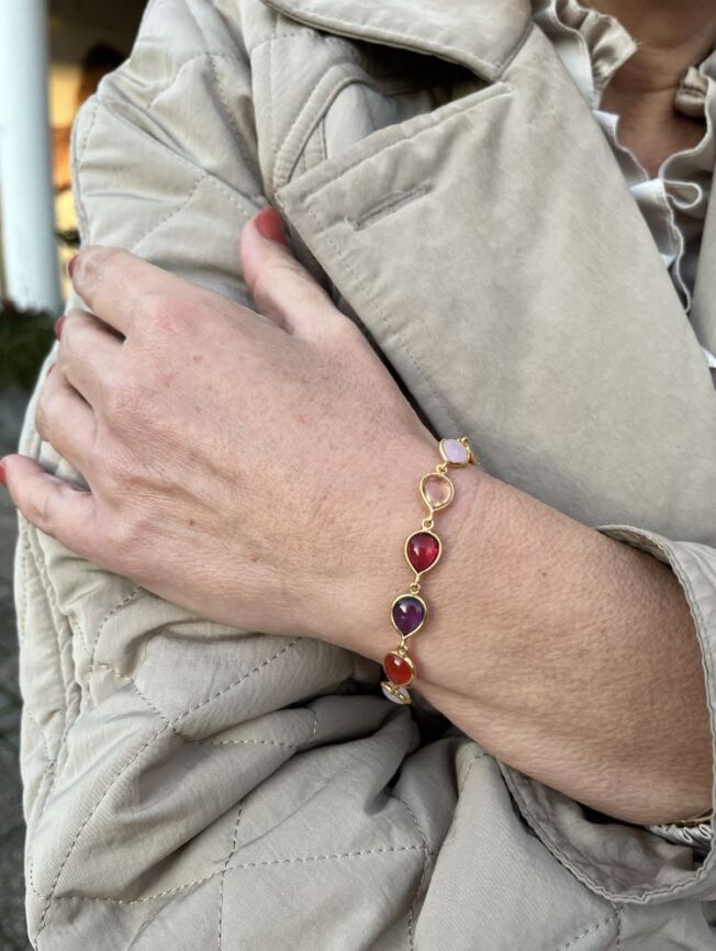Susanne Friis Bjørner armbånd i forgylt med ametyst, karneol, pink og morganitt krystall