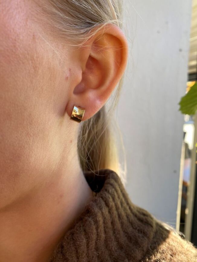 Øreringer chunky i gult gull 7 mm bredde