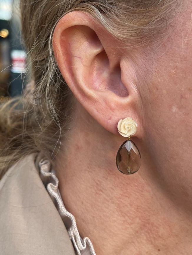 5731-2-108- modell Susanne Friis Bjørner ørepynt i forgylt sølv med perlemor-blomst og røkkvarts