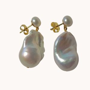 Susanne Friis Bjørner ørepynt med store dråpeformede ferskvannsperler