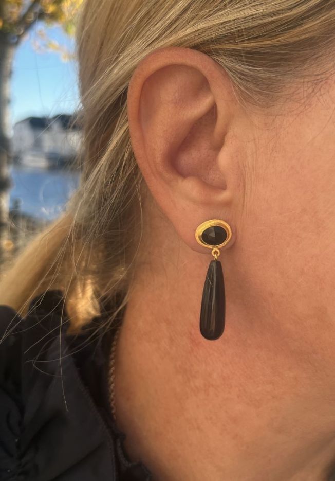 Susanne Friis Bjørner ørepynt i forgylt sølv med sorte agater