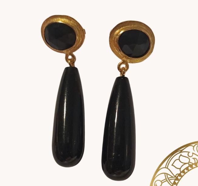 Susanne Friis Bjørner ørepynt i forgylt sølv med sorte agater