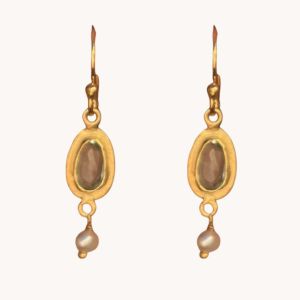 Susanne Friis Bjørner forgylt sølv ørepynt med grønn kvarts og liten ferskvannsperle