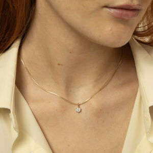 Anheng i gull med diamanter fattet som en illusjon. Gir inntrykk av å være en stor sten.