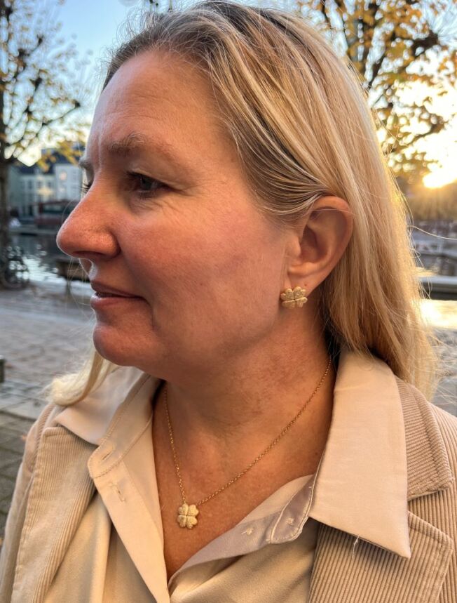 Ørepynt og kjede med anheng med firkløver. Helt fra middelalderen har firkløver vært kjent for å være lykkebringende. Forgylt sølv. Vist på modell