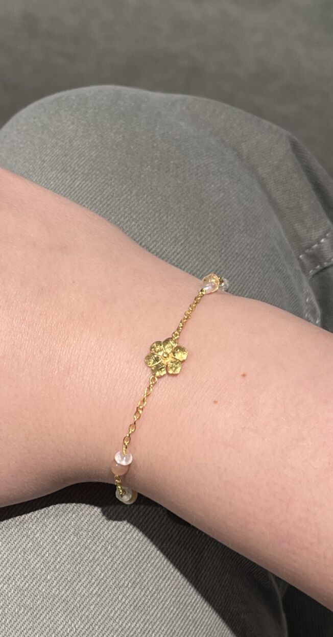 Susanne Friis Bjørner armbånd i forgylt sølv med blomst, ametyst, ferskvannsperler, karneol,  ferskenfargede månestener og røkkvarts