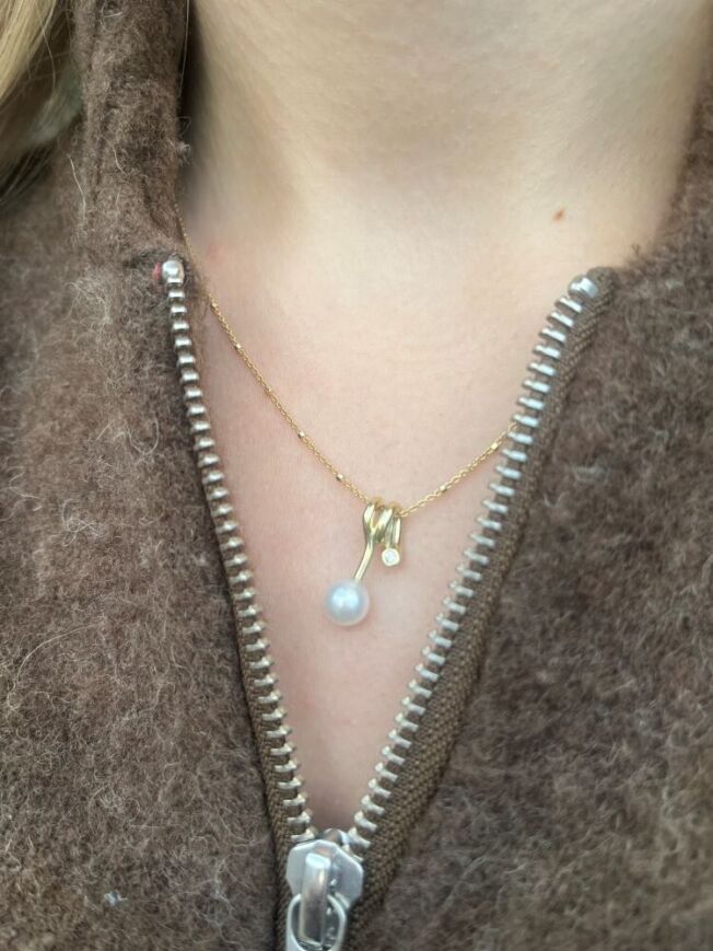 EC 1914 Anheng "Swirl" i gult gull med diamant og perle