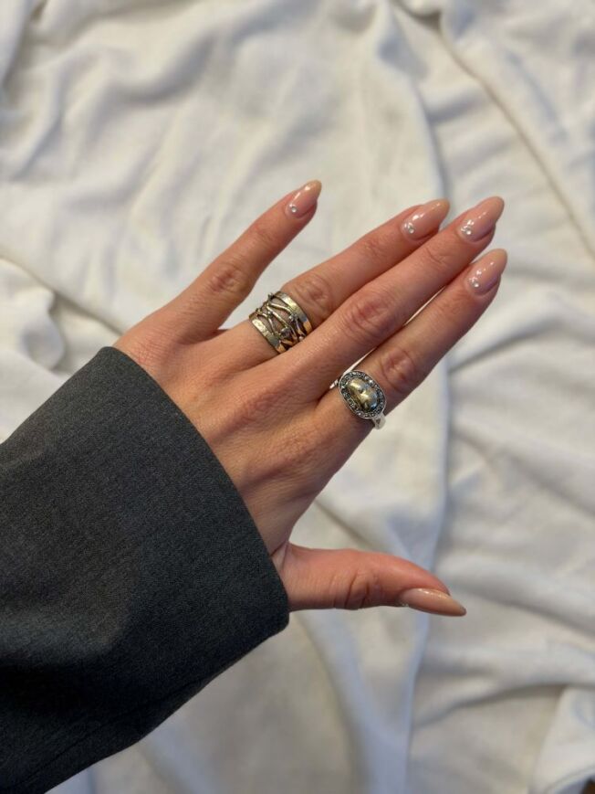 By Birdie "Dagmar Signet ring" i sølv med gult gull detaljer og diamanter