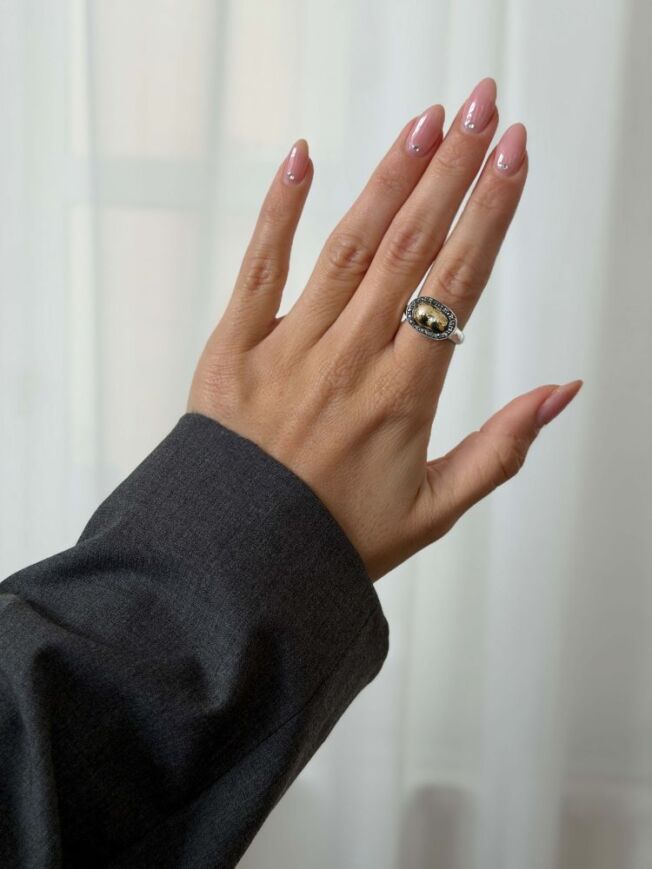 By Birdie "Dagmar Signet ring" i sølv med gult gull detaljer og diamanter