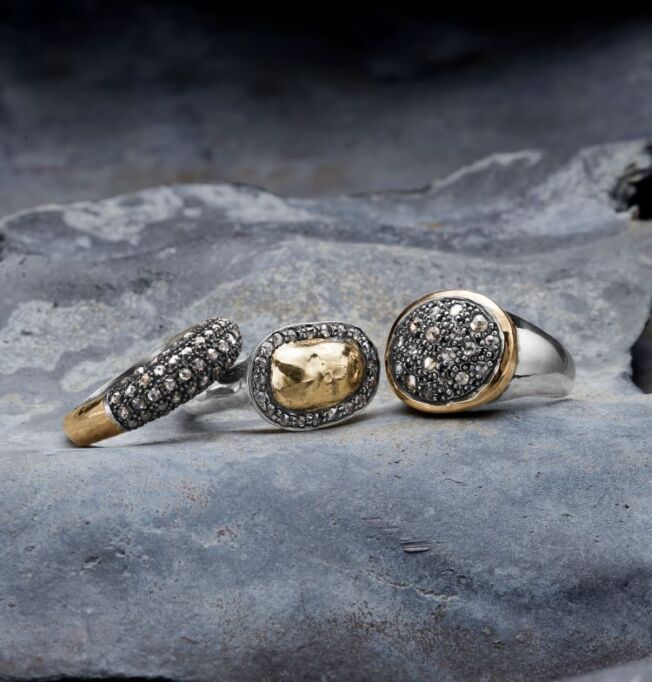 By Birdie "Dagmar Signet ring" i sølv med gult gull detaljer og diamanter