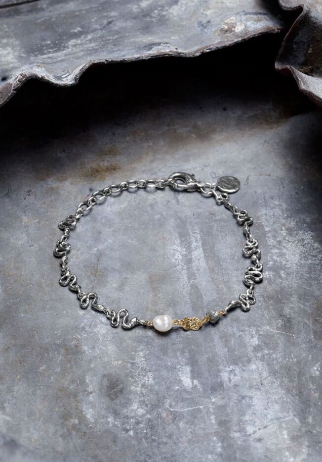 By Birdie "Serpent mountain" armbånd i sølv med gult gull, perle og diamant