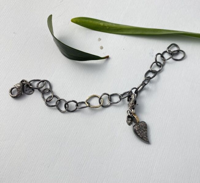 50301334 5090366 By Birdie Borean Heart Pavé Charm i sølv med diamanter og detaljer i gull