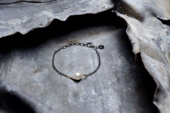 By Birdie "Serene pearl" armbånd i sølv med gult gull og perle