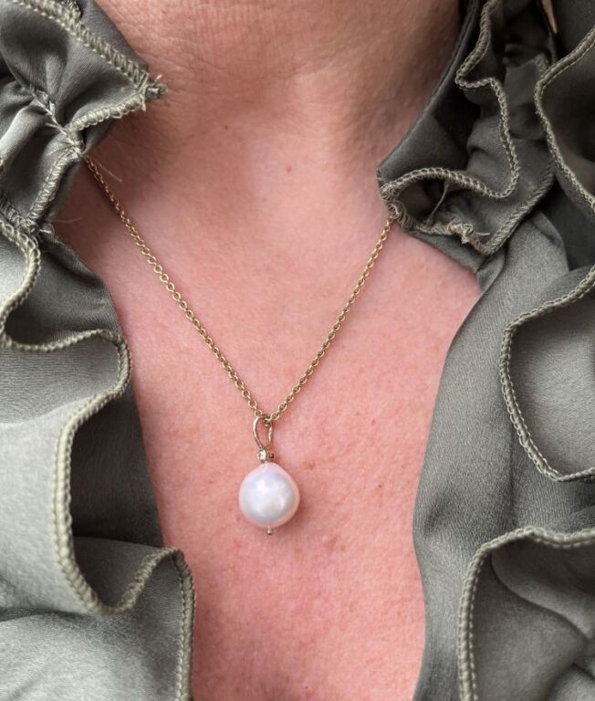 By Birdie "Nobilty Pearl" anheng i gult gull med diamant