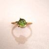51145GTYG- Noën "Stellini" medium ring i gult gull, med grønne turmaliner