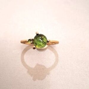 Noën "Stellini" medium ring i gult gull, med grønne turmaliner