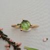 51145GTYG- Noën "Stellini" medium ring i gult gull, med grønne turmaliner
