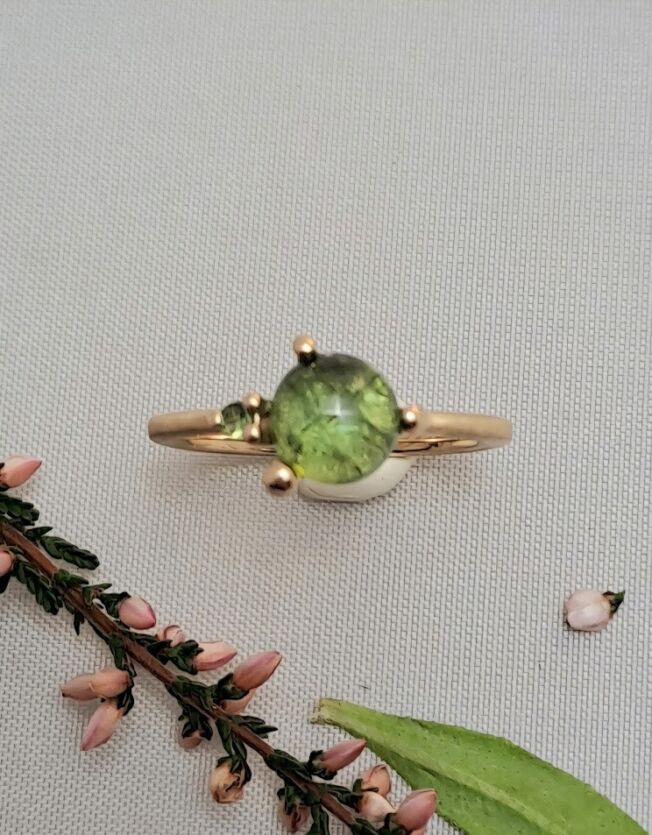 51145GTYG- Noën "Stellini" medium ring i gult gull, med grønne turmaliner