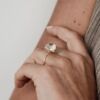 Noën «Dolce medium» ring i forgylt matt sølv med bergkrystall