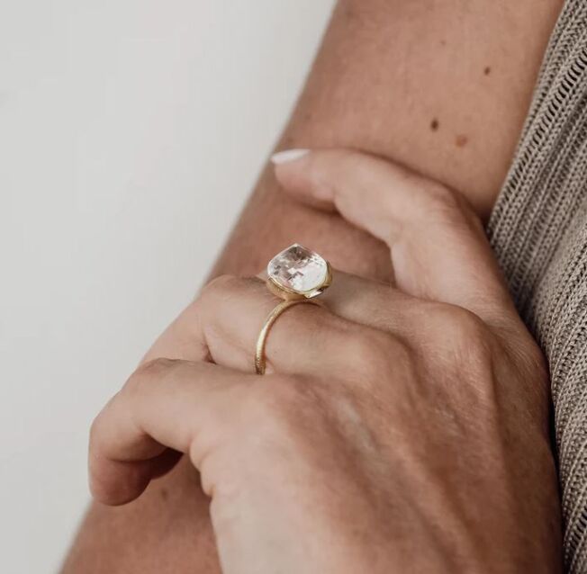 Noën «Dolce medium» ring i forgylt matt sølv med bergkrystall