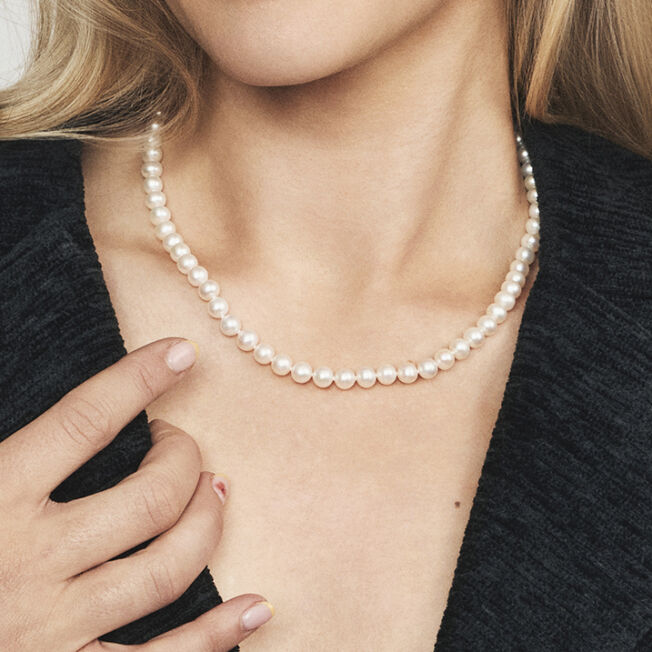 Kjede med ferskvannsperler og forgylt lås