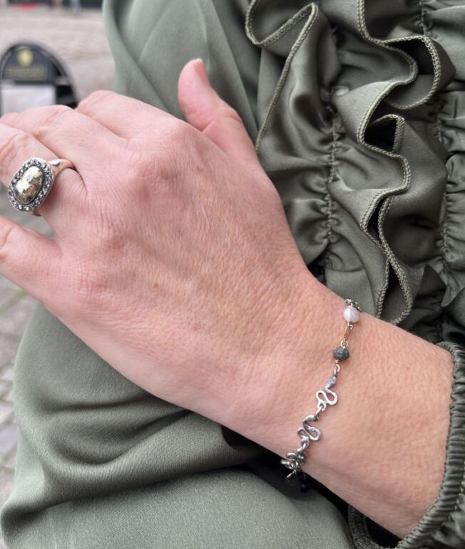 By Birdie "Dagmar Signet ring" i sølv med gult gull detaljer og diamanter
