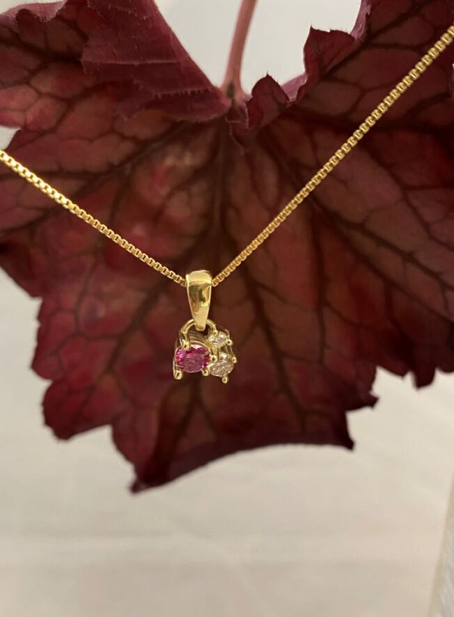 EC 1914 anheng "One of a kind" i gult gull med diamanter i rosa toner