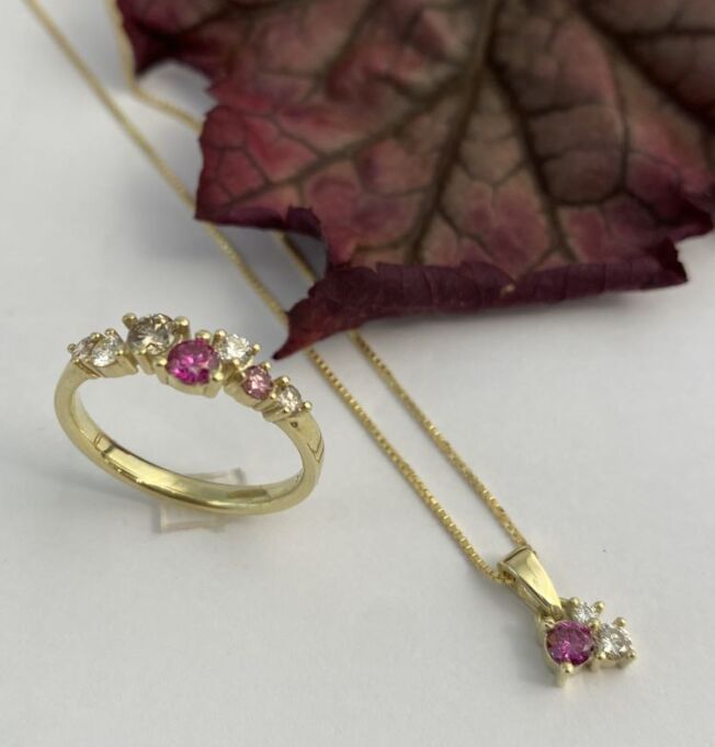 EC 1914 anheng "One of a kind" i gult gull med diamanter i rosa toner