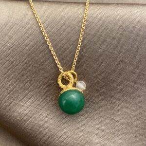 Ulrikke Vogt "Jade bead Necklace" kjede i forgylt sølv med jade