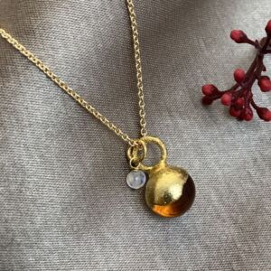 Ulrikke Vogt "Jade bead Necklace" kjede i forgylt sølv med rav