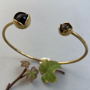 Ulrikke Vogt "Bud Floret" armring i forgylt sølv med røkkvarts