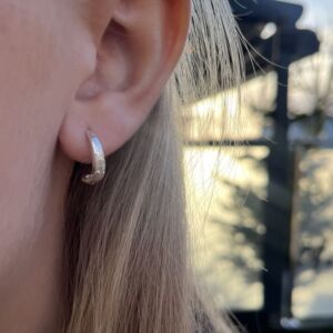 Luna new hoop. LIten halv ørering i sølv med ruglete overflate. Fra Ulrikke Vogt