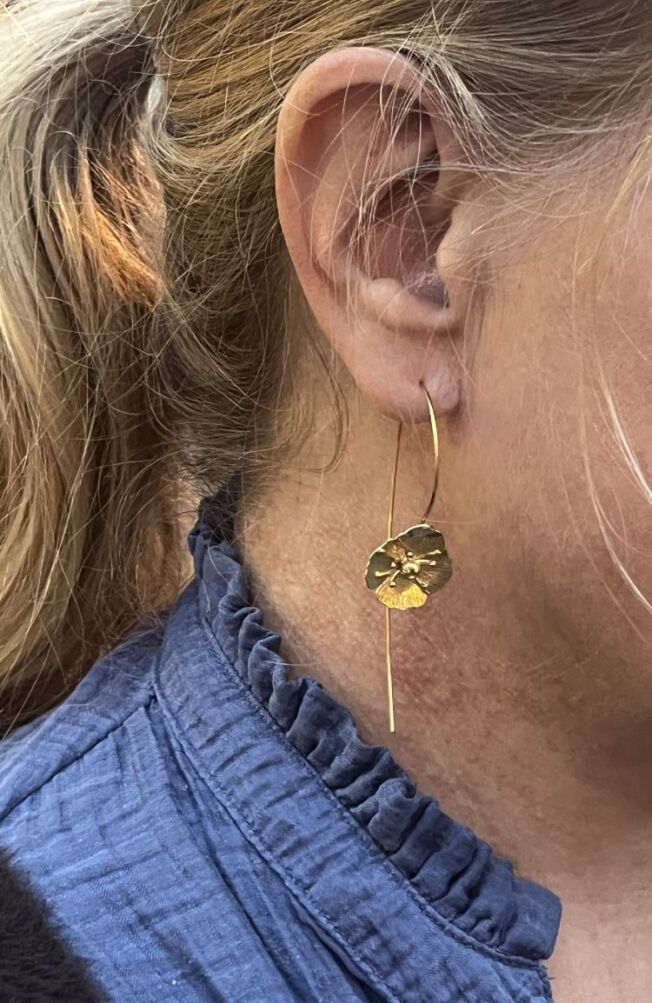 Ulrikke Vogt "Valmue Hook earring small" i forgylt sølv