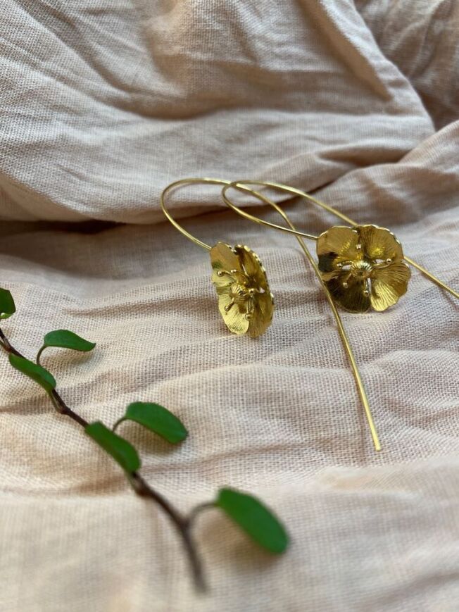 Ulrikke Vogt "Valmue Hook earring small" i forgylt sølv