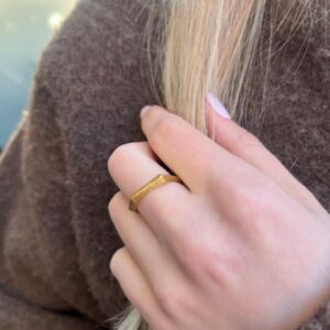 Polygone ring, enkel børstet forgylt ring fra Ulrikke Vogt