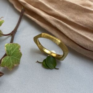 Ulrikke Vogt "Polygon" ring i forgylt sølv