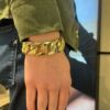 Catwalk panser armbånd i blankt gullfarget stål 25 mm bredde