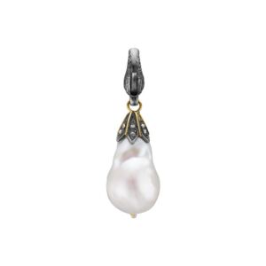 By Birdie Regina Pearl pavé anheng i sølv med gult gulls detaljer, diamanter og barokk perle
