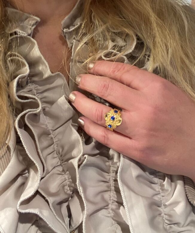 Ring til bunad i forgylt sølv med 3 blå krystaller