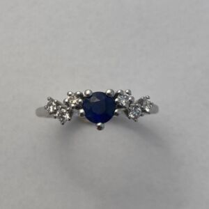 Noën "Sparkle" ring i hvitt gull med diamanter og safir