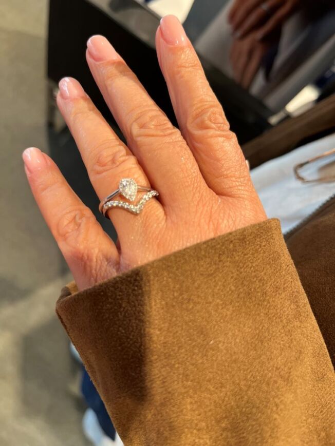 Hvitt gull ring dråpeformet med diamanter