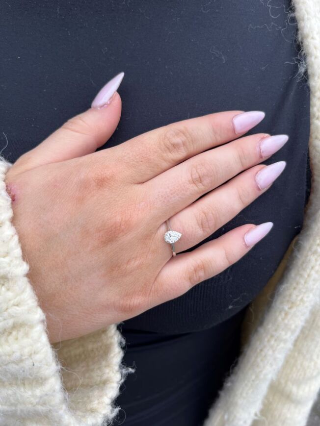 Hvitt gull ring dråpeformet med diamanter
