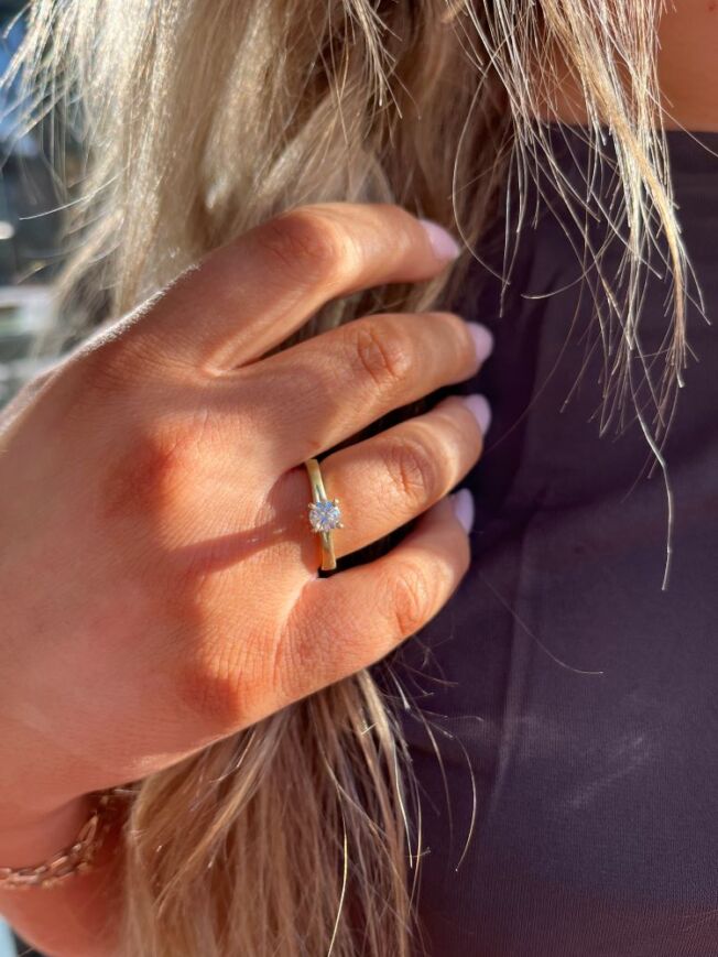 Polaris ring i gult gull med 0,50 TW.SI