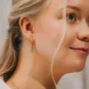 Serenity "Guide" øreringer i forgylt sølv med aventurin